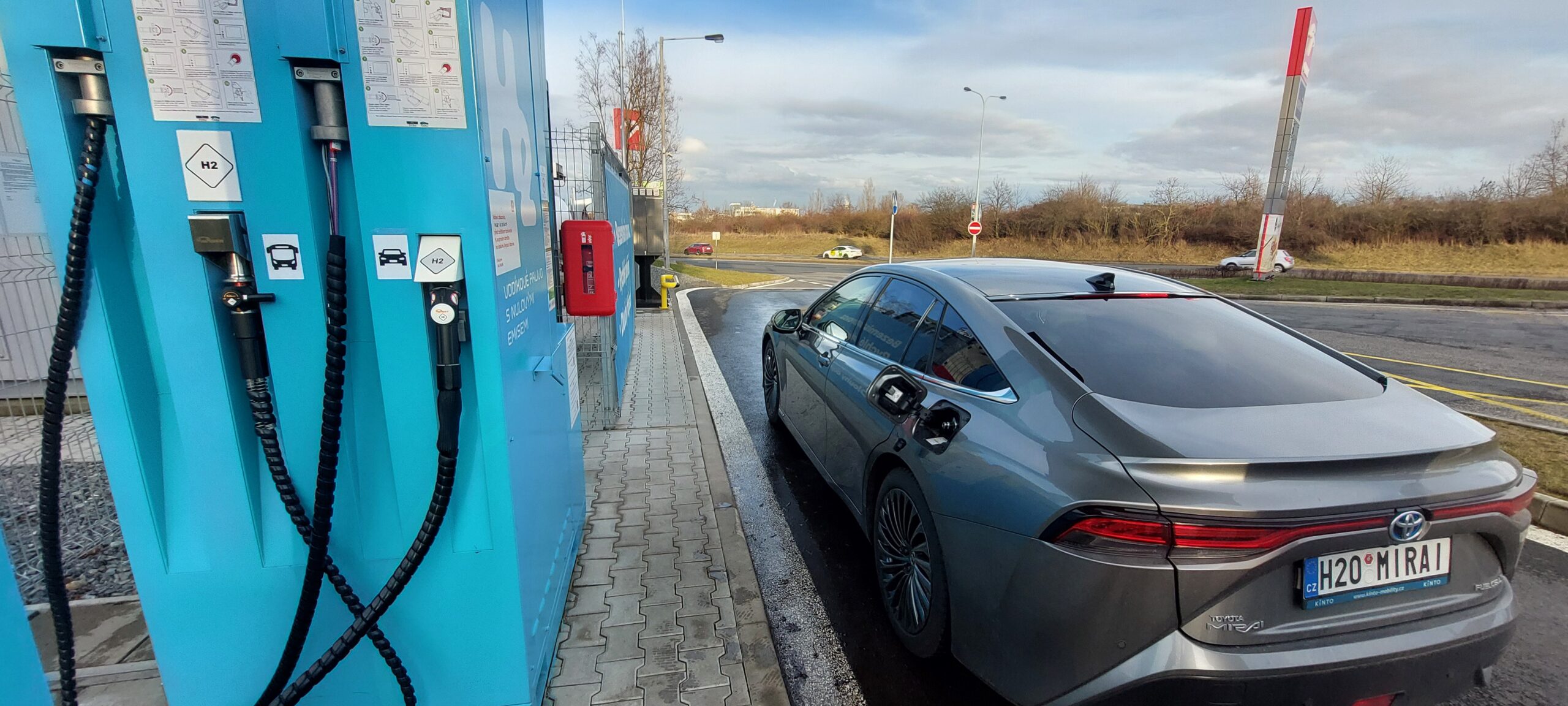 Vodíkovou Toyotu Mirai jsme sami vyzkoušeli a především pak zprostředkovali jako dlouhodobou zápůjčku pro partnera Uber Airport