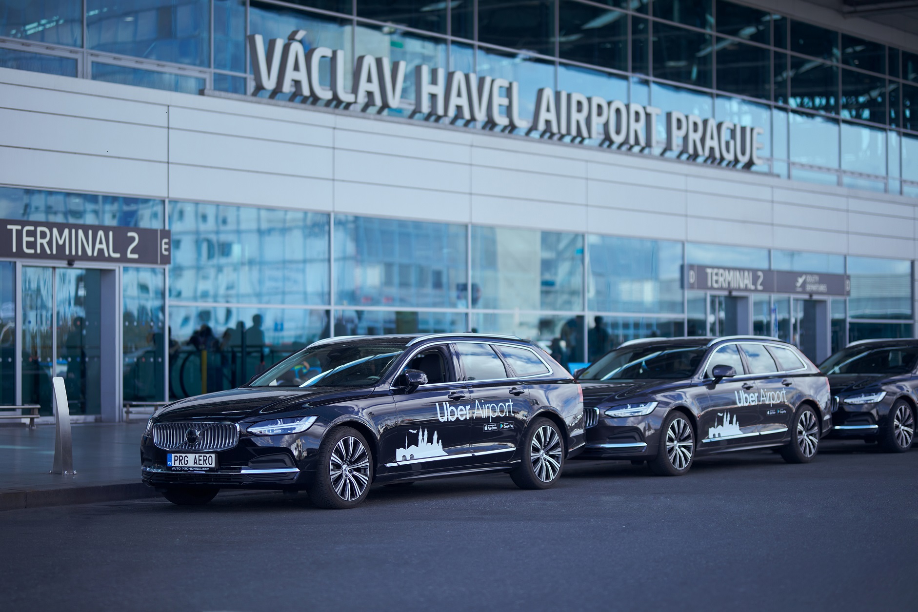 Námi vyjednaná vozidla obsluhují pražské letiště v rámci flotily Uber a jejich služby Uber Airport